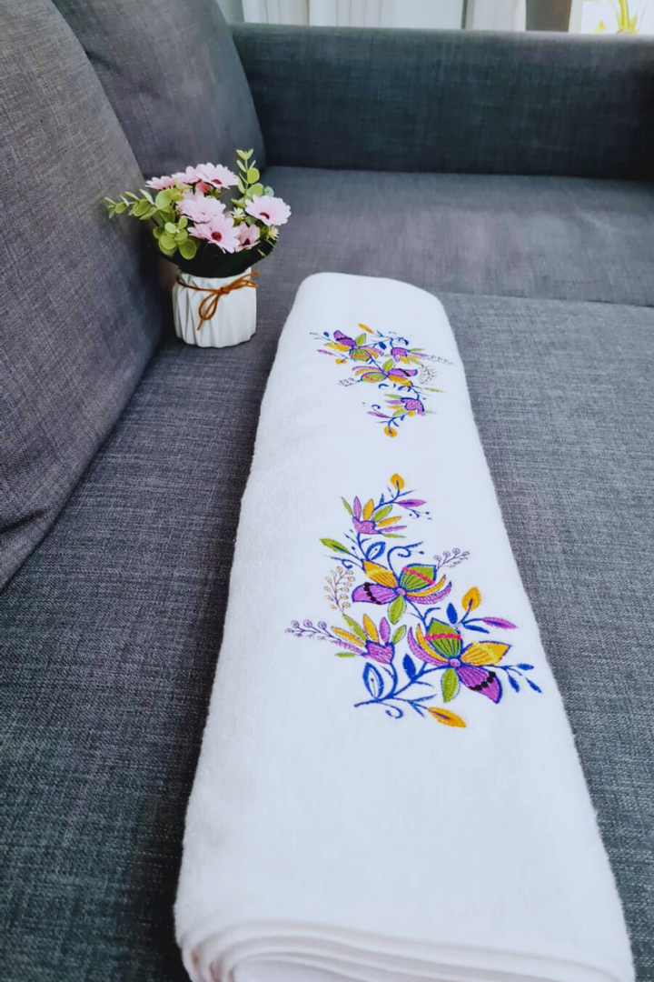 Luxurious 100% cotton floral bath towel with vibrant embroidery, perfect gift for family and friends.